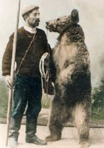 Montreur d'ours sur le village d'Ercé en Ariège