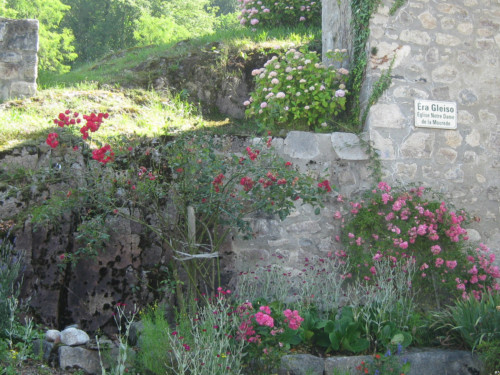Fleurissement de l'eglise d'Ercé